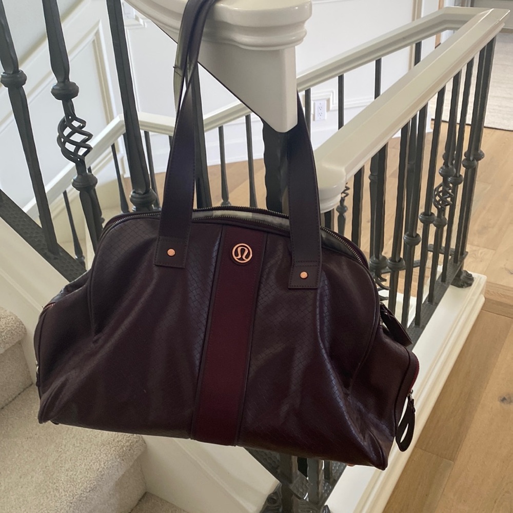 Like new lululemon gum bag, maroon color with rose gold hardware